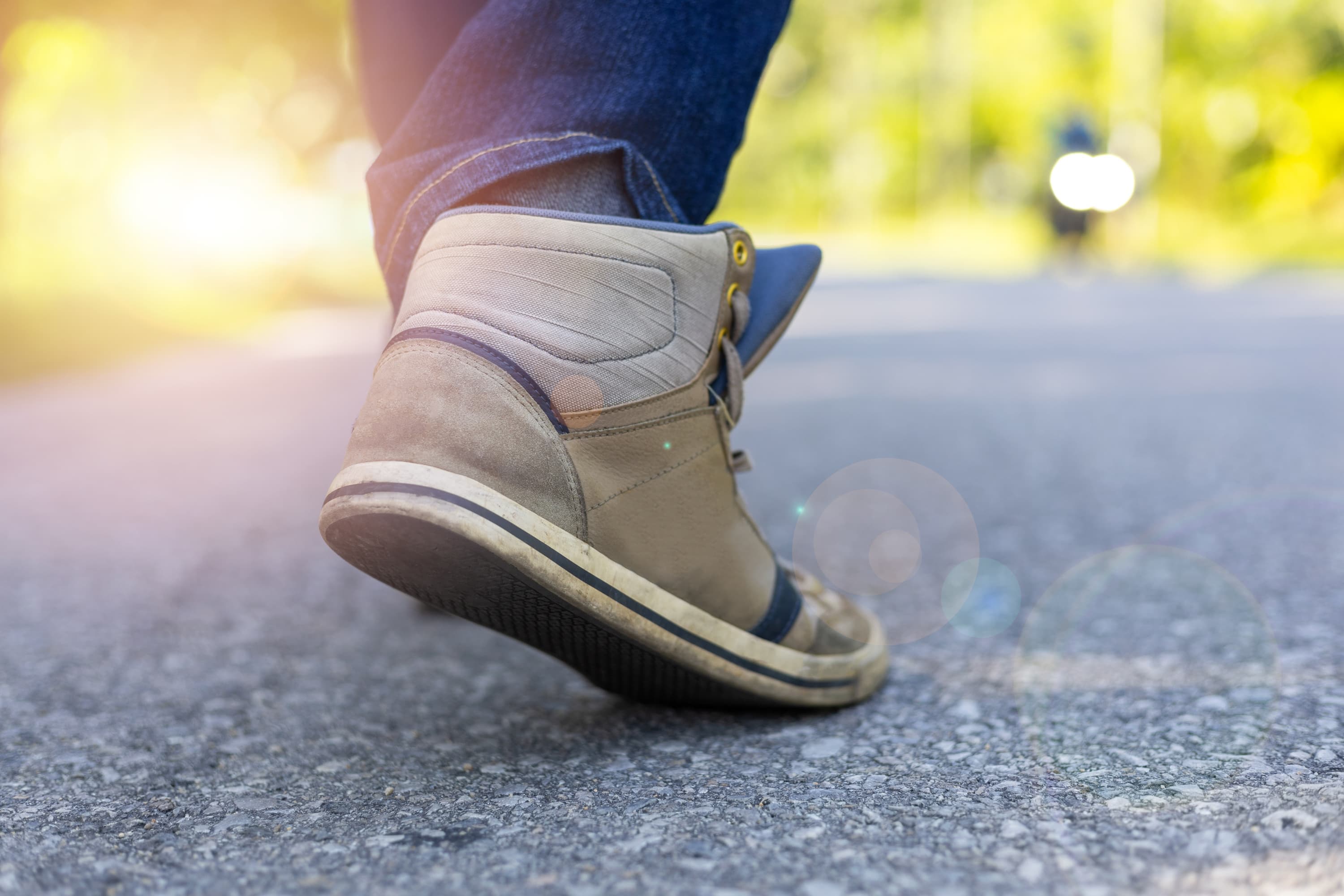 Neutramotion Slim Insoles are thin insoles developed specially for use in sneaker-type shoes. This insole can be used for commuting to work or school as it reduces foot fatigue and promotes posture correction.
