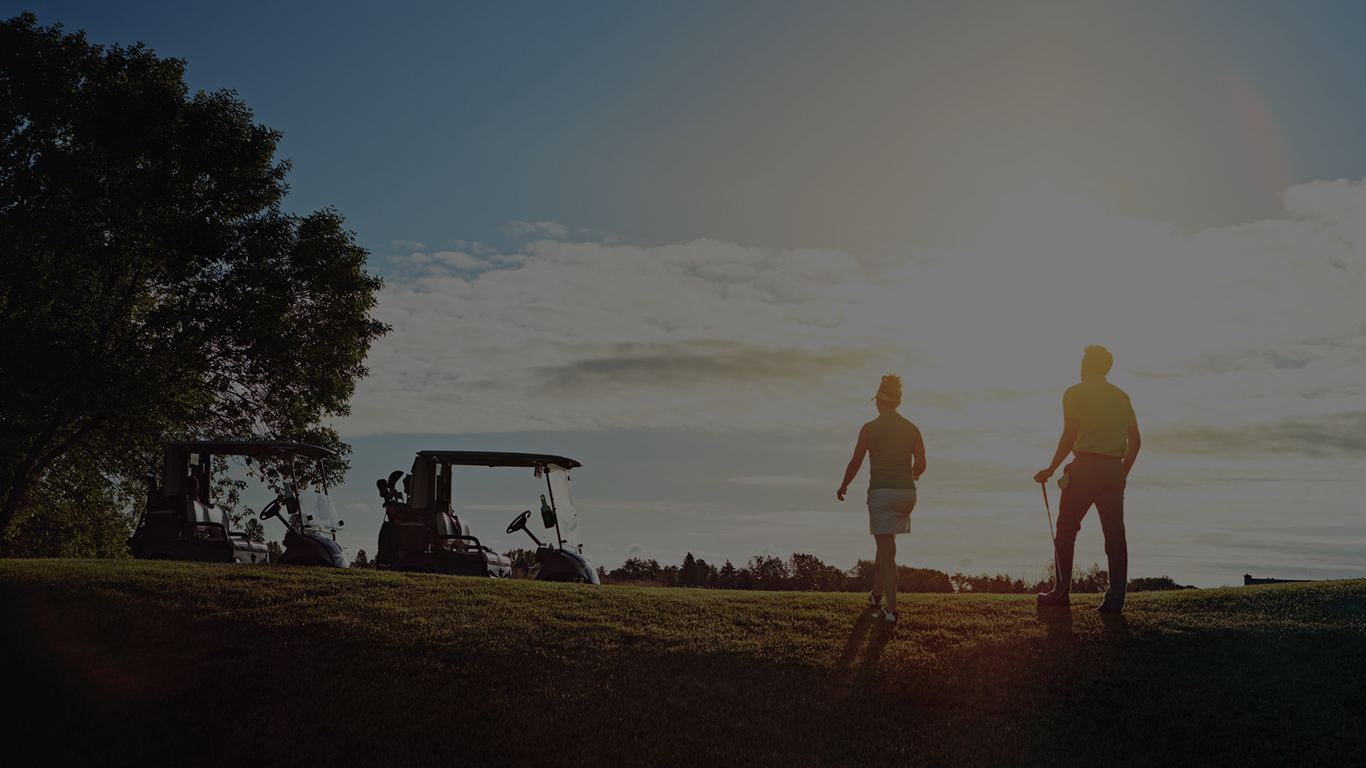 足も最も駆使するゴルフ。ニュートラモーション・スポーツインソールの威力。歩く、回転する、踏ん張る。ゴルフは足を駆使するスポーツです。アドレス時の適正体重配分、歩く時の姿勢、スイング中の重心コントロール。ムジークのニュートラモーション・スポーツインソールなら、あなたのゴルフがもっと快適になります。